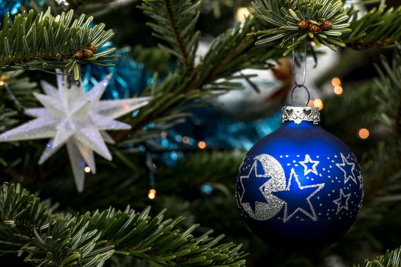 Blaue Weihnachtskugel mit Sternenmuster